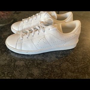 Women’s Nike tennis shoe